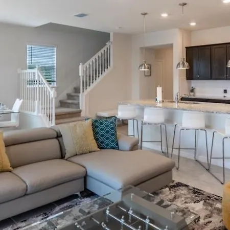 Beautiful 5 Bed Home Away From Home Townhouse